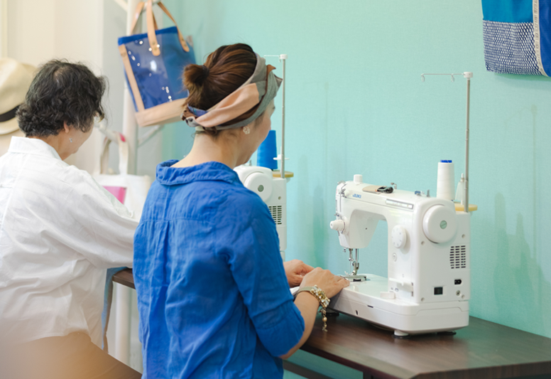 ミシンを使う人の写真